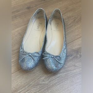 Shimmering Silver‎ Bow Flats Size 7.5